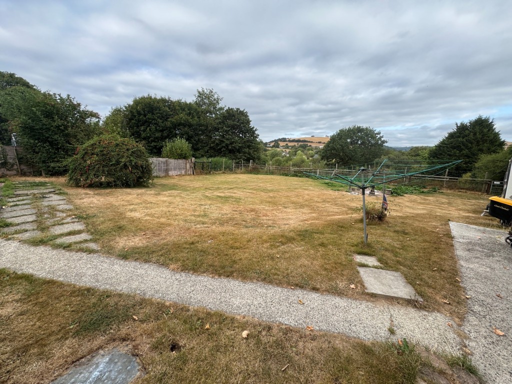 Lot: 20 - THREE-BEDROOM SINGLE-STOREY DWELLING - A FREEHOLD INVESTMENT - Rear garden